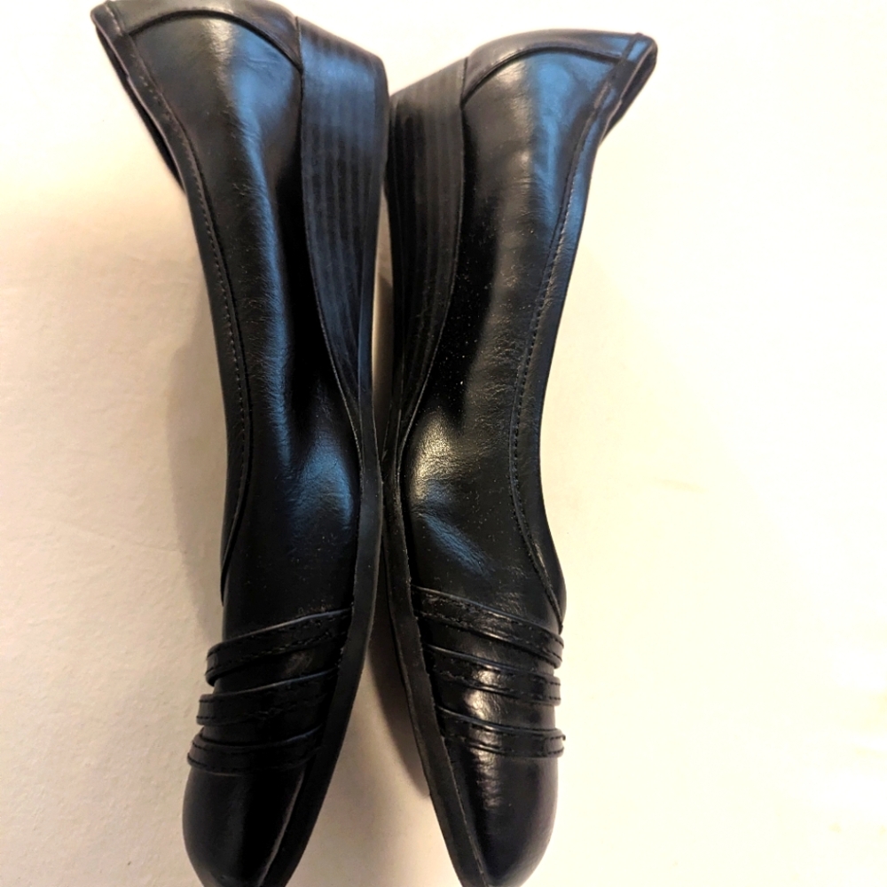 Black shoes, size 8.